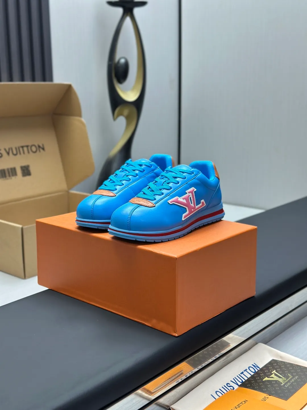 👟👟Ex-factory price 680👟👟 Full set of packaging with airplane box💰Top version LV-Louis Vuitton-classic catwalk new style 1:1 development replica of the original version! ! The upper foot is very comfortable. It is made of luxurious materials and fine workmanship. The midsole is printed with English letters "Made in Europe". The upper is made of calfskin imported from Italy. The side is decorated with the brand's LOGO and signature. The latest latex foot pads and mesh lining make the foot feel super comfortable. The original two-color TPU combination outsole is specially provided by the original factory. Bag technology Goodyear stitched edges Fabric: Exclusive customized first-layer cowhide Accessories: Exclusive private model Vuitton logo, lining: Customized silk mesh lining - first-layer silk cowhide lining Outsole: TPU combination outsole wear-resistant, non-slip and anti-yellowing Foot pads: new latex pads-mesh sweat-absorbent Counter technology: fully computerized sewing machine wire drawing Toe box back cover Hot and cold shaping Full set of pull-top lasts with medium and low logo patterns Special counter packaging - shoelaces, certificate, card, instructions, certificate of quality, dust bag, the most complete packaging on the entire network, women's 35-40 men's 38-46 (38/46 customized, non-refundable! GD9916